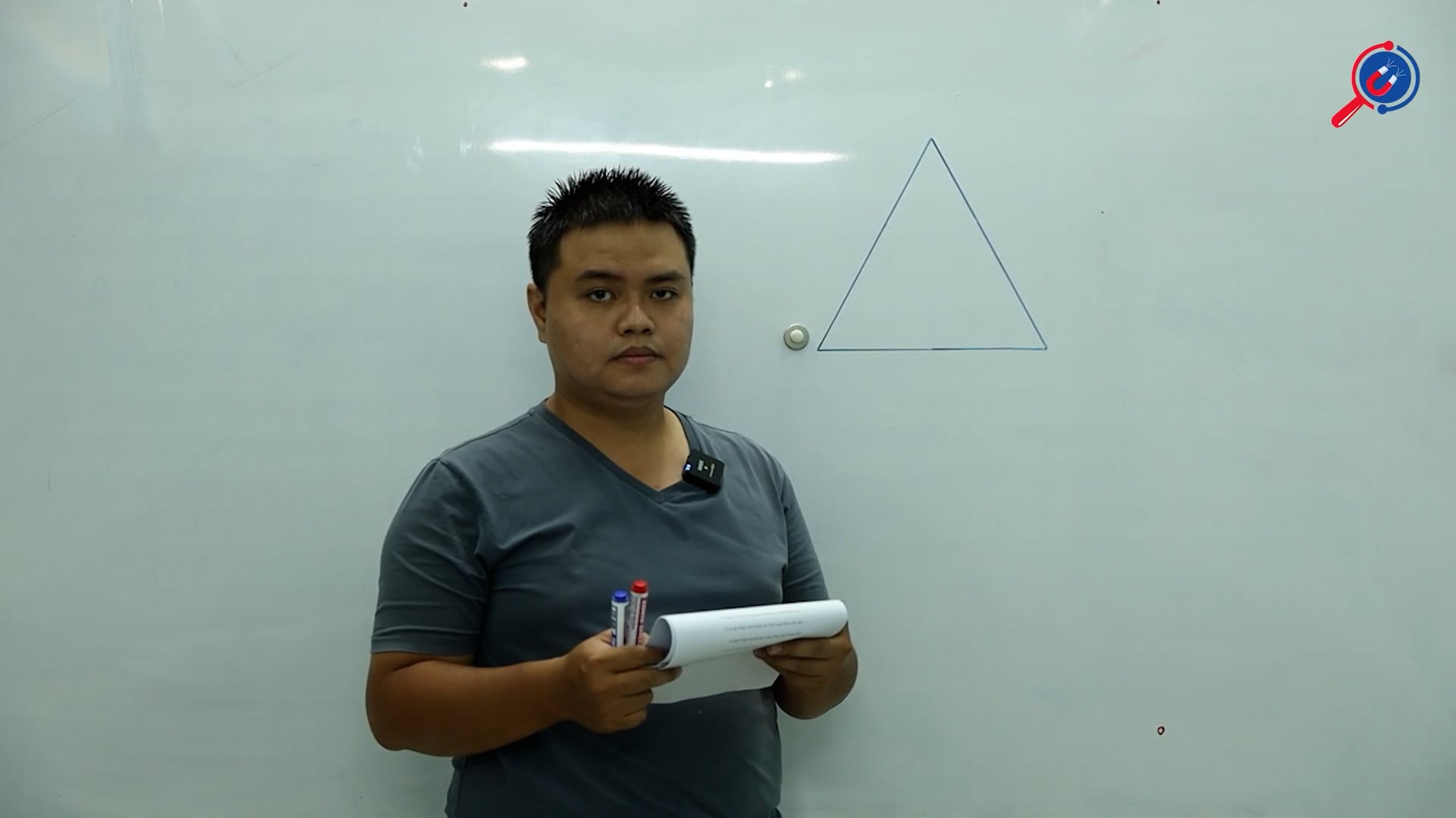 Một chất điểm chuyển động dọc theo hải cạnh của một tam giác đều mất 2s. Tìm câu trả lời đúng.