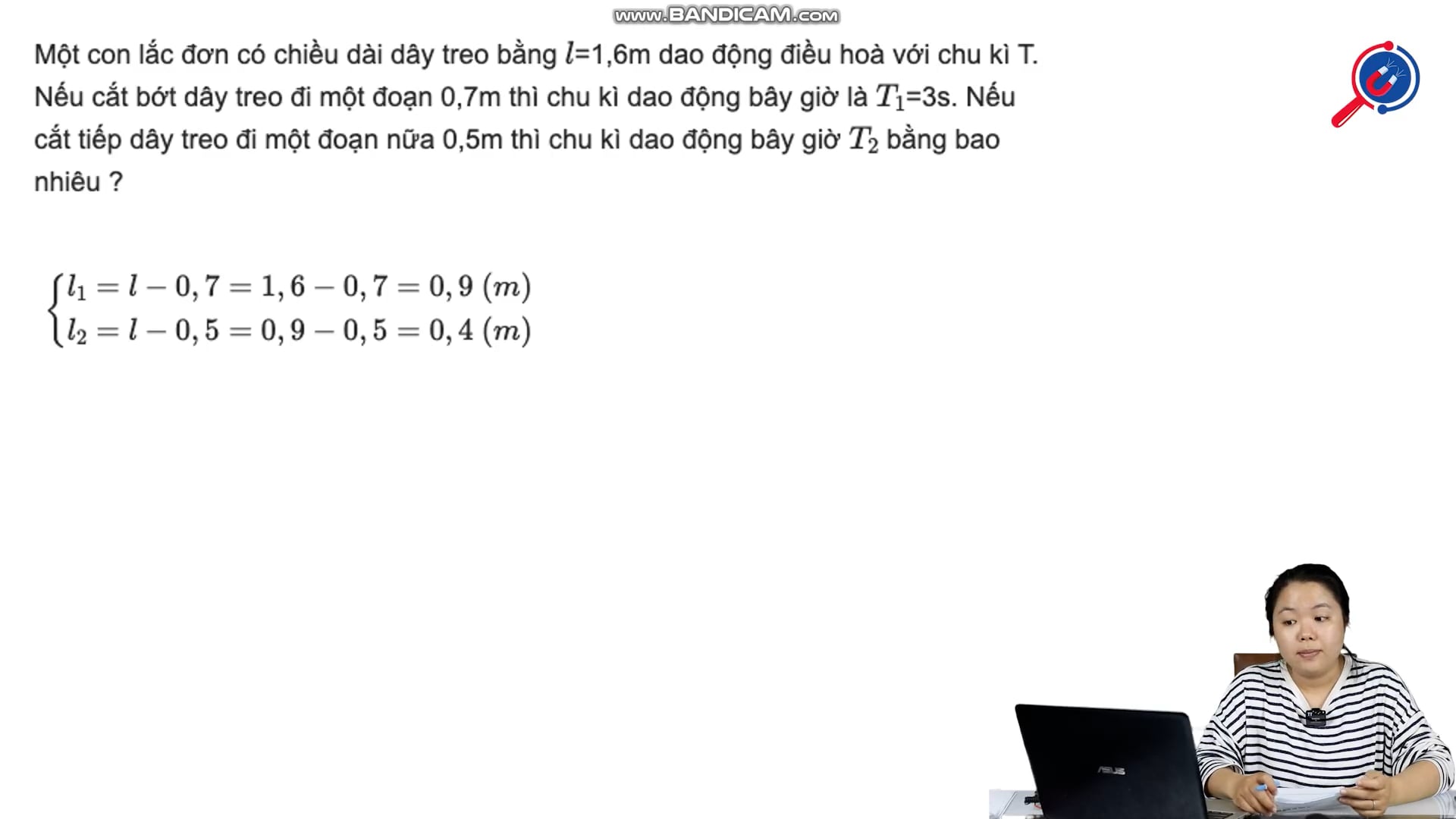 Tìm chu kỳ T2 của con lắc biết khi cắt đi một đoạn 0.7m thì chu kì T1 là 3s...