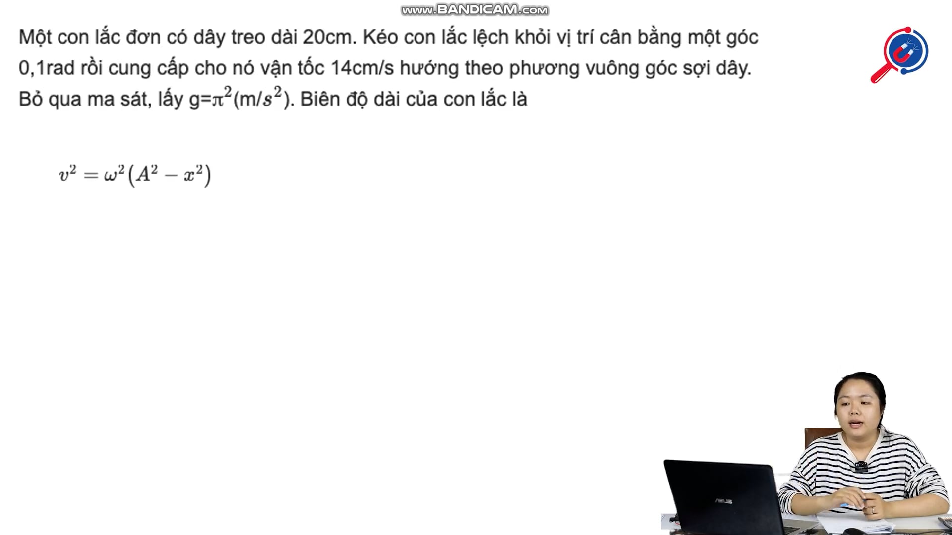 Tìm biên độ của con lắc biết ban đầu kéo ra khỏi vị trí cân bằng một góc 0.1rad và truyền vận tốc v= 14 cm/s