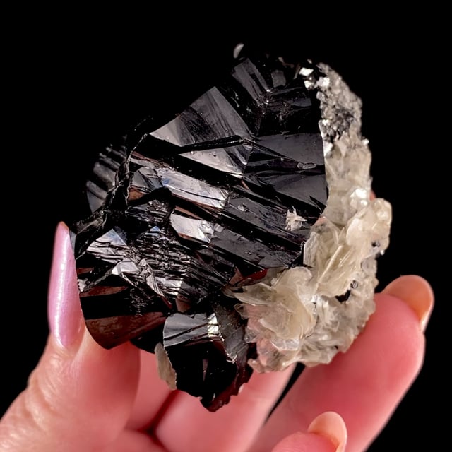 Cassiterite (excellent twins) with Muscovite