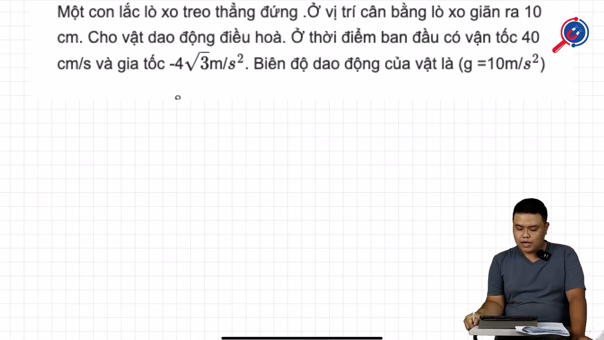 Ở vị trí cân bằng lò xo giãn ra 10 cm, xác định biên độ dao động con lắc lò xo.
