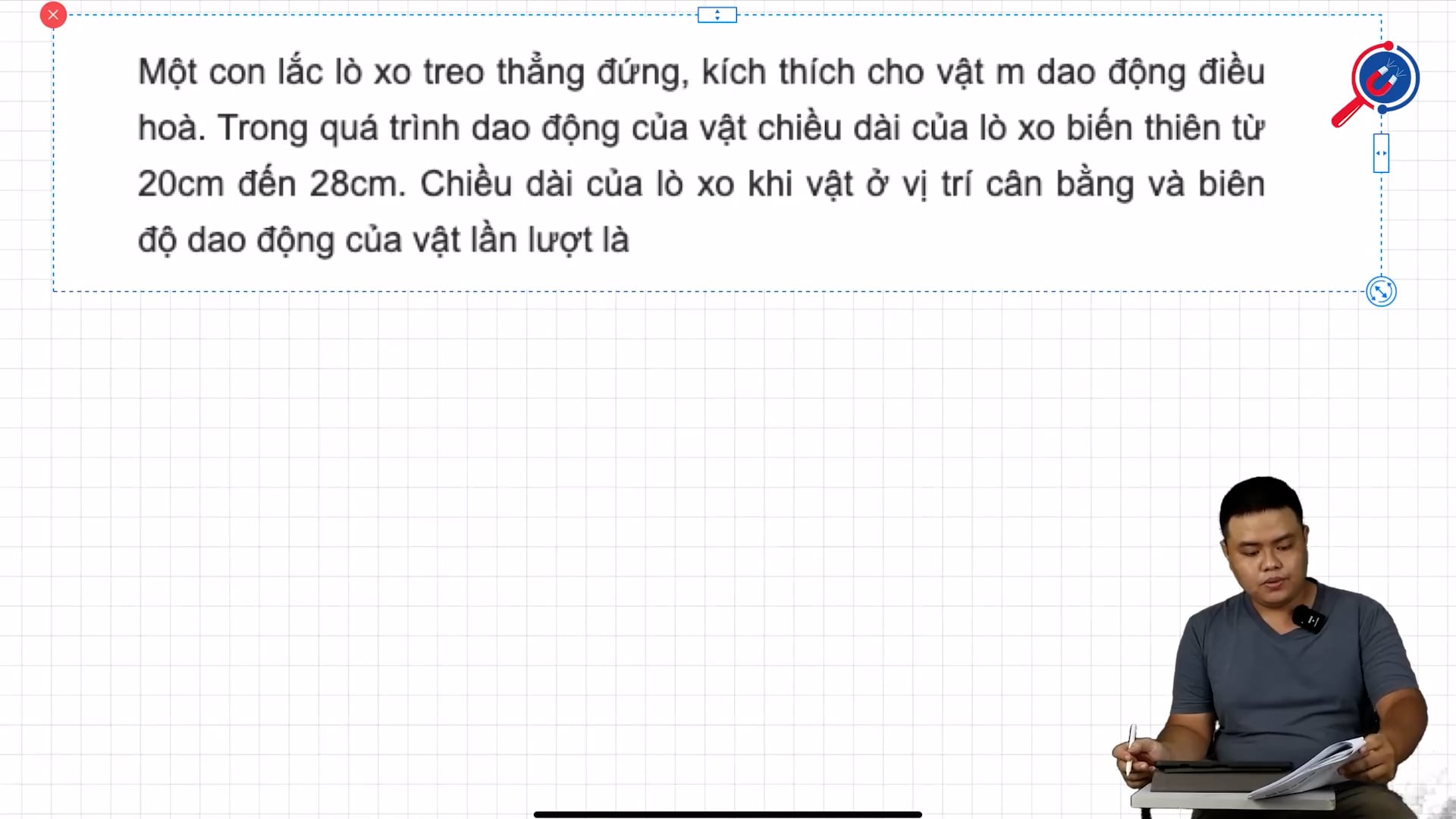 Chiều dài của lò xo khi vật ở vị trí cân bằng và biên độ dao động của vật lần lượt là?