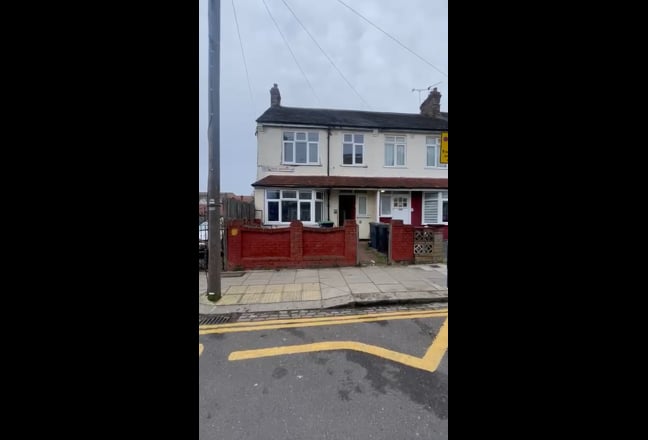 Large 4 bed End Terrace House- Bug Garden+Parking Main Photo