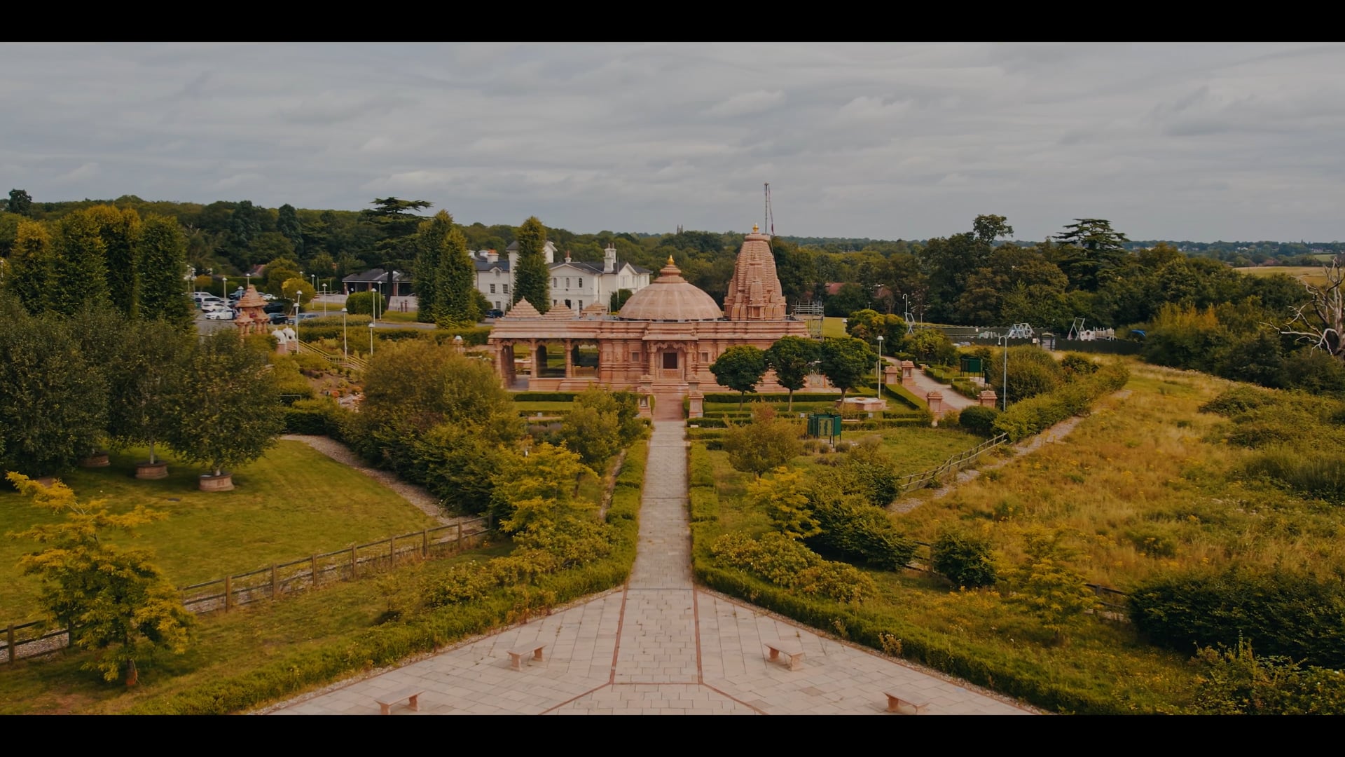 Aylan & Cindy’s Elegant Hindu Wedding at Oshwal Centre
