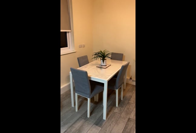 Furnished Double Room - *Free Parking* Main Photo