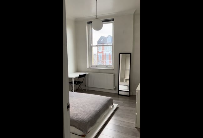 Lovely double room in modern flat (bills included) Main Photo