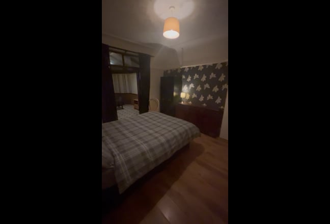 Large Double with conservatory and private toilet Main Photo