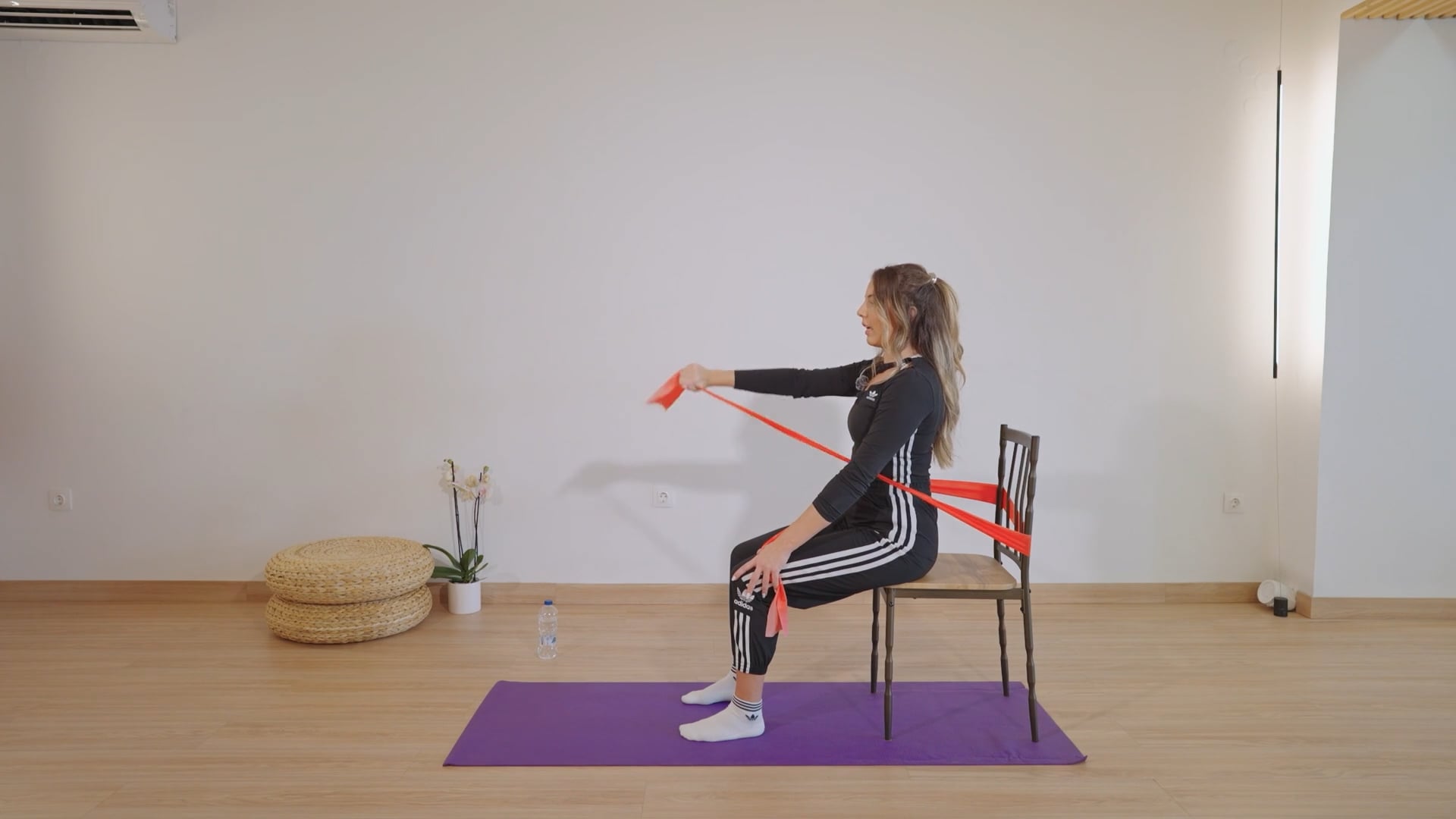chair workout για κορμό και χέρια με λάστιχο Thumbnail