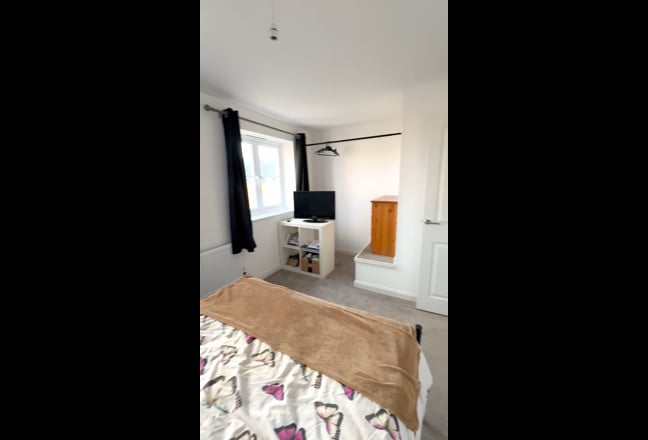 Large double room, private bathroom.  Main Photo