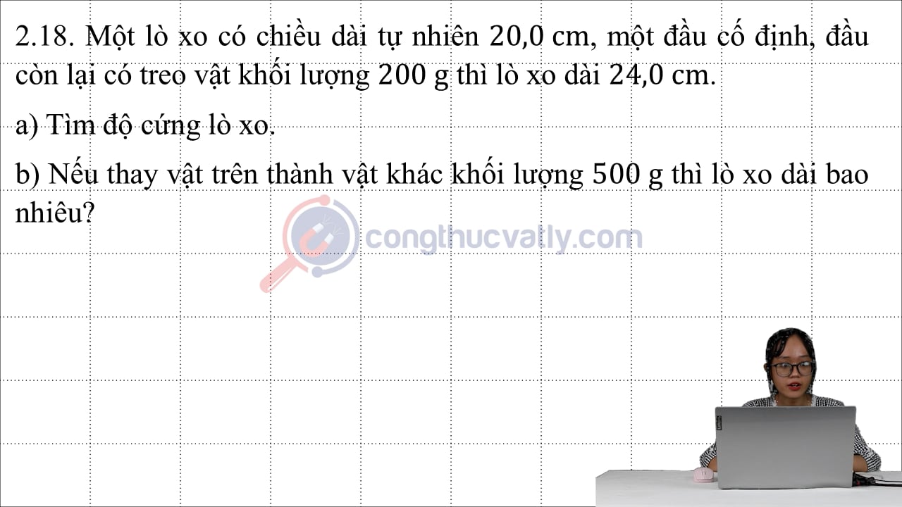 Một lò xo có chiều dài tự nhiên 20,0 cm, một đầu cố định, đầu còn lại có treo vật khối lượng 200 g thì lò xo dài 24,0 cm.