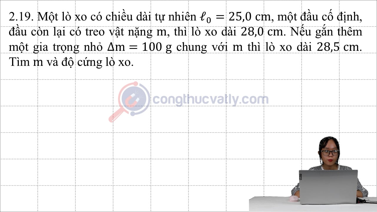 Một lò xo có chiều dài tự nhiên l0 = 25,0 cm, một đầu cố định, đầu còn lại có treo vật nặng m, thì lò xo dài 28,0 cm.
