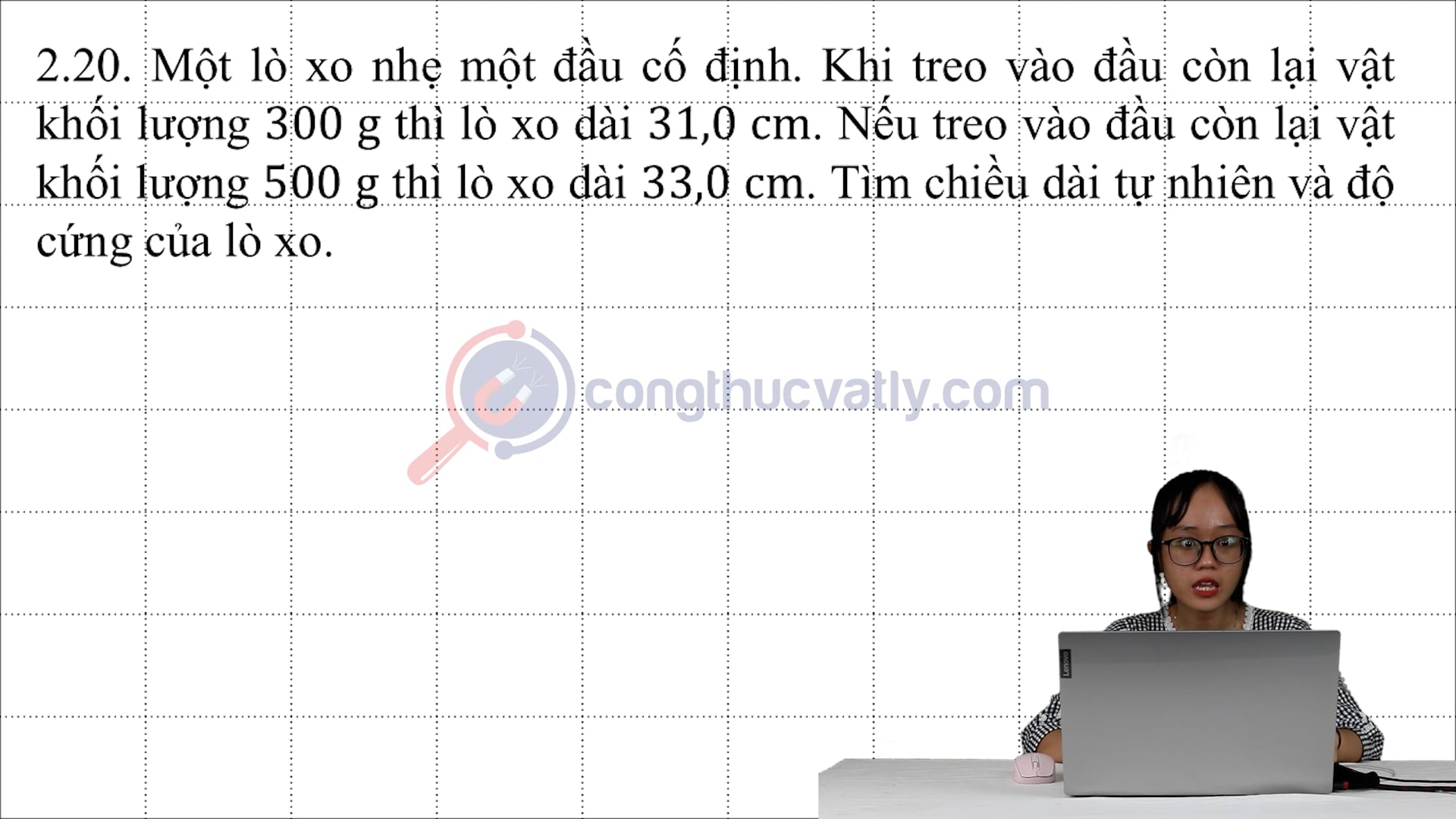 Một lò xo nhẹ một đầu cố định. Khi treo vào đầu còn lại vật khối lượng 300 g thì lò xo dài 31,0 cm.