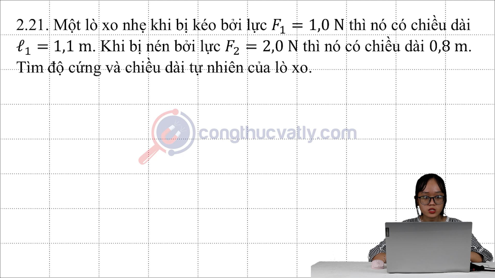 Một lò xo nhẹ bị kéo bởi lực F1 = 1,0 N thì nó có chiều dài l1 = 1,1 m.