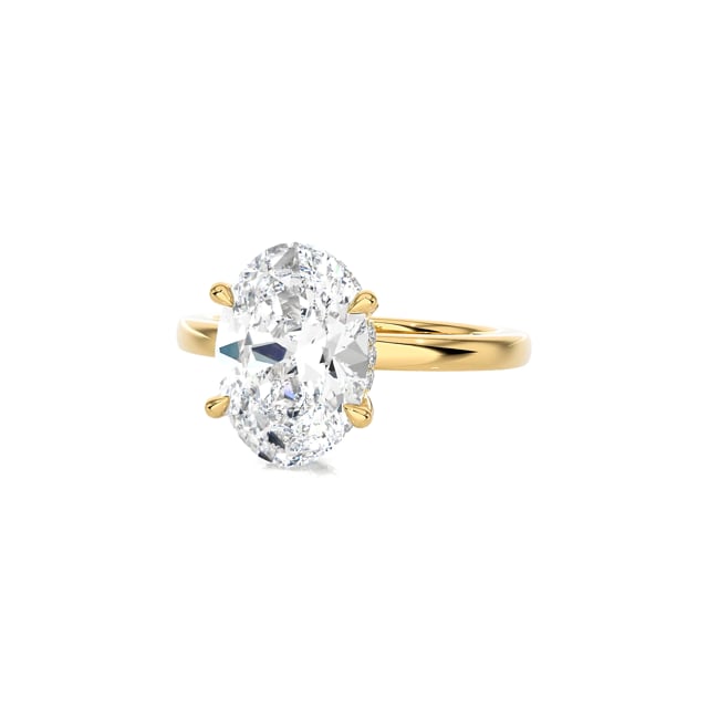 Maßgefertigter Ring mit verstecktem Halo und einem Diamanten im Ovalschliff