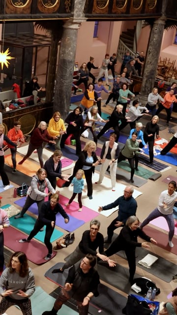 VERTICAL Yoga in der Kirche