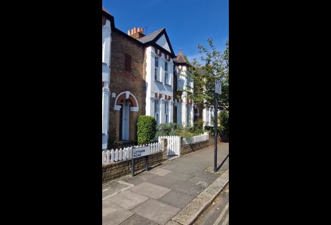 4 bed split level maisonette - 2 mins from tube! Main Photo