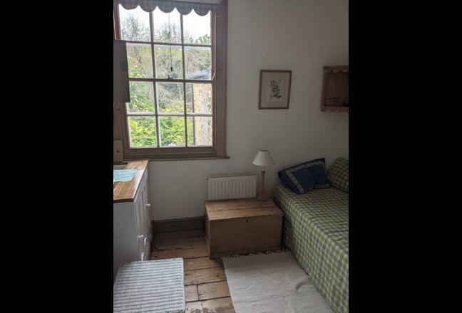 Oval 1 Lovely Bedsit. with  Garden Zones 1  & 2 Main Photo