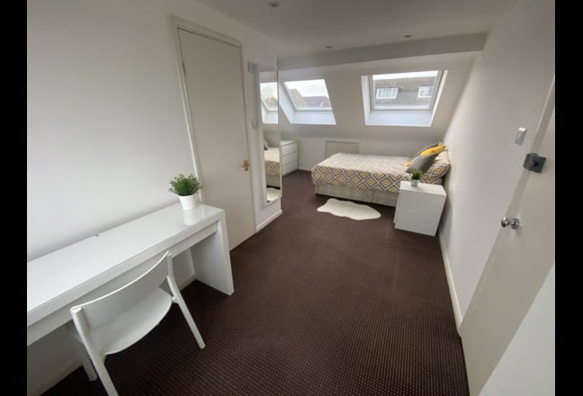 Choice of Two Lovely  En -Suite Double  Rooms Main Photo