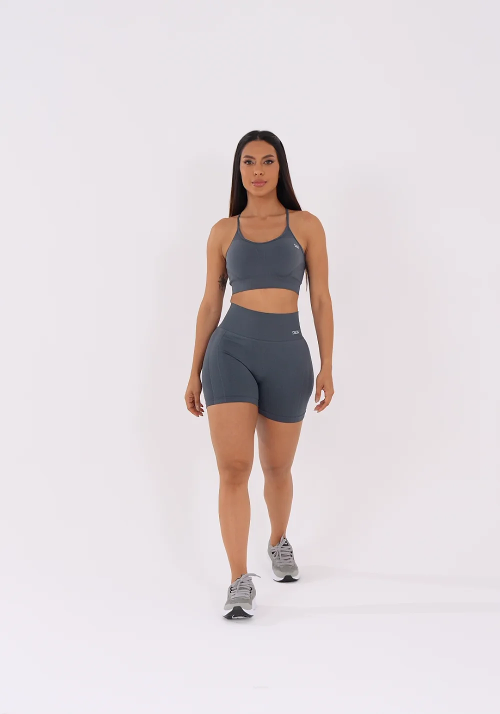 Top Fitness Feminino Cinza Chumbo Com Bojo E Alças Cruzadas