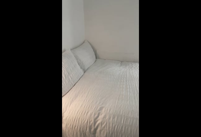 Double room to let in CR7  Main Photo