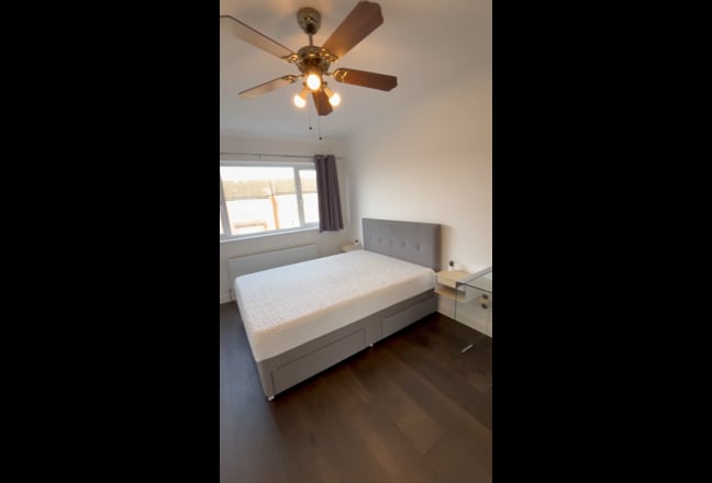 Spacious double bedroom - single or couple  Main Photo