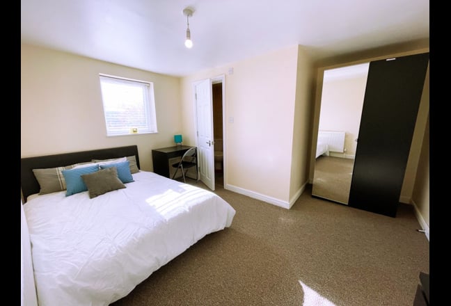 🚀 | Ensuite  | Offstreet Parking🚀 Main Photo