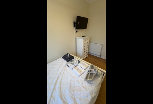 South-Facing Double Room + En-Suite Shower room Main Photo