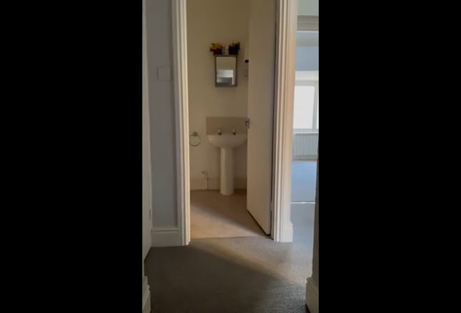 One bedroom flat with parking Main Photo