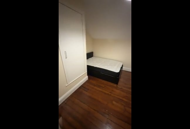 NG7 Double Room Attic in Dunkirk - Urgent Takeover Main Photo