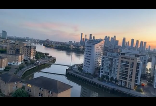 Modern flat with river view & easy commute! Main Photo