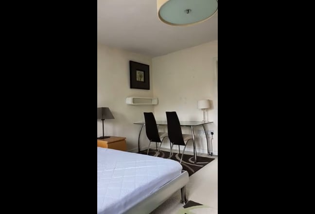 En Suite Master Bedroom in Newbury Park  Main Photo