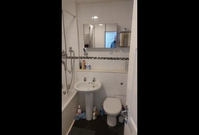 Double room tolet Main Photo