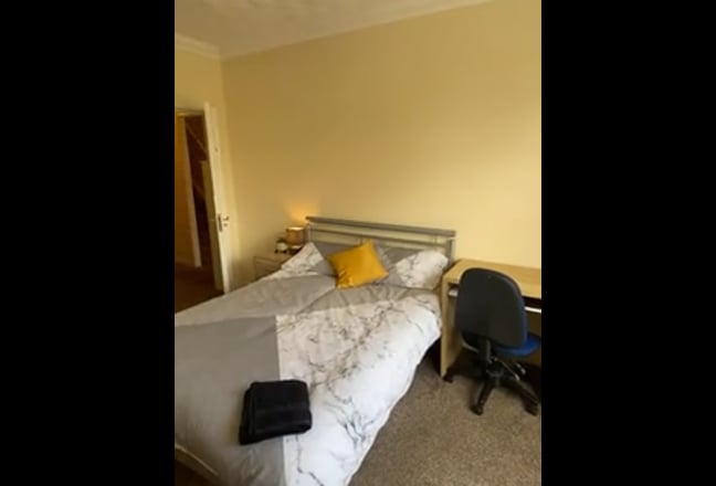 Large Double Room- No Deposit Required! Main Photo