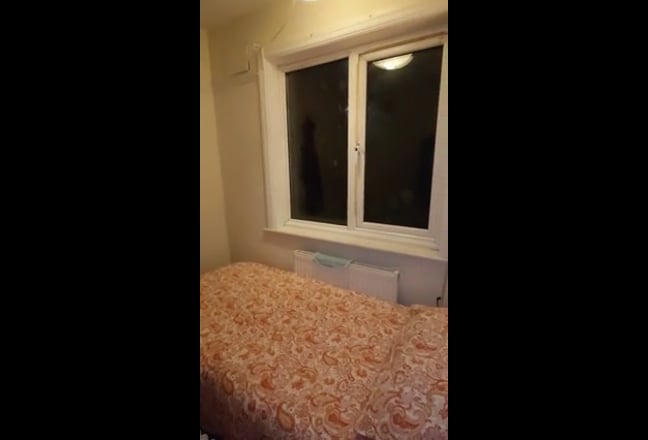 Compact room in prime travel location,large garden Main Photo