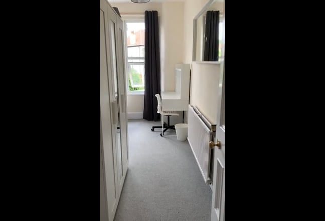 Small bright double room in lovely maisonette Main Photo