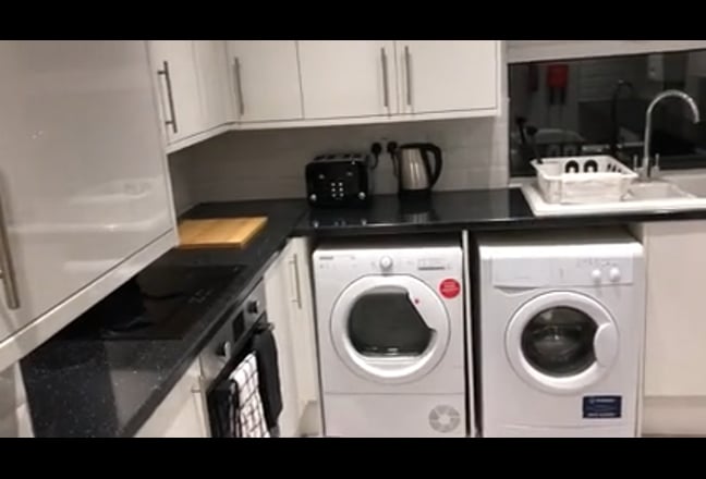 Lovely Big Room Couples or Singles- Stn 1 min walk Main Photo