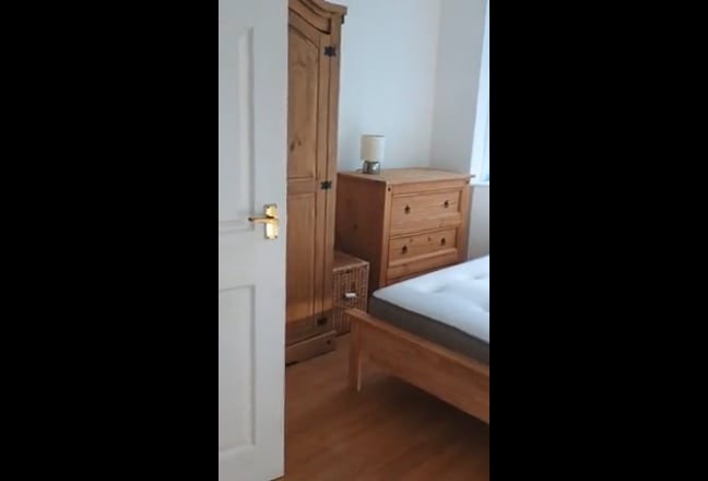 Large ground floor double room with EN-SUITE Main Photo