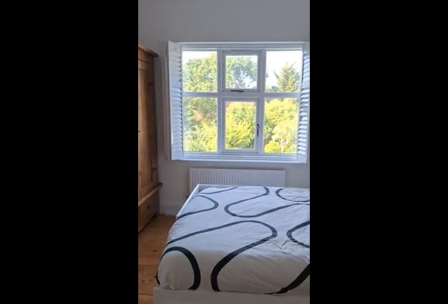 Large bright double room in friendly household Main Photo