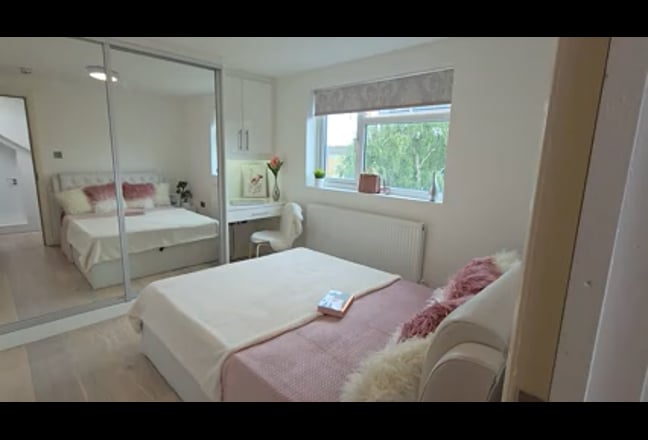 Double Bedroom with shower room-incl-bills Main Photo
