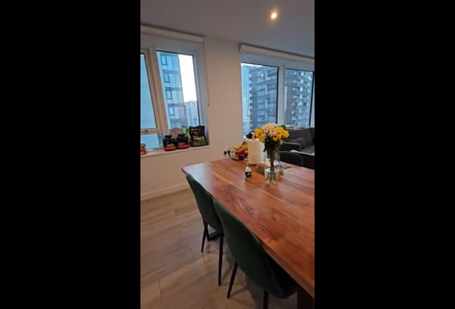 Double room + Private bath w/London Skyline views Main Photo