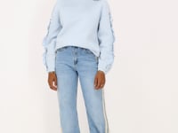 jeans met witte bies en licht blauw sweater_1