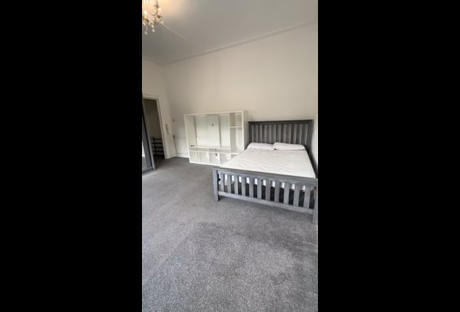 Large Ensuite with Kitchenette Near Shortlands  Main Photo