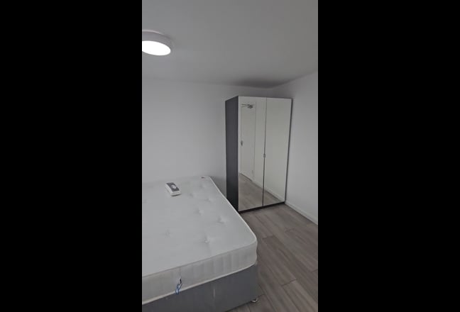Stunning Refurbished En-suite Close to CMK Main Photo