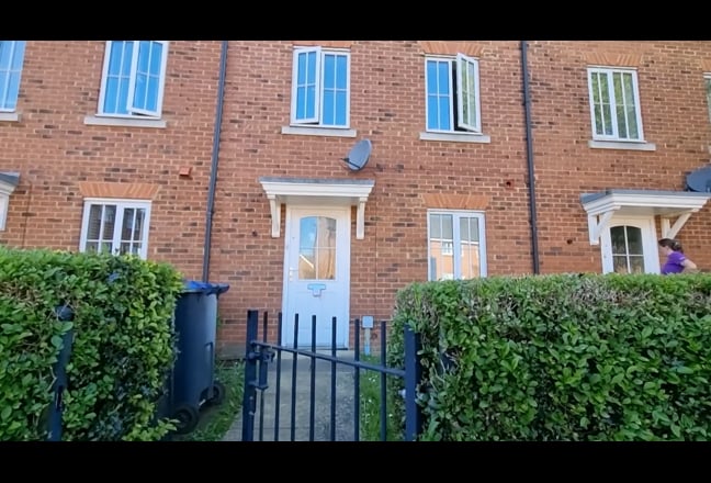 Professional Spacious En-suite Room AL10 Main Photo
