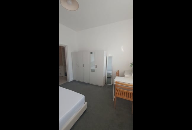 En-suite DOUBLE room in Hendon Central.Bills inc. Main Photo