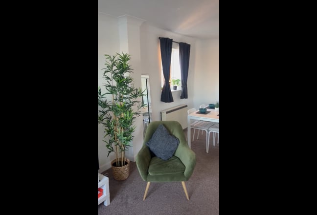 Large Double Room in Friendly Cardiff Bay Flat! Main Photo