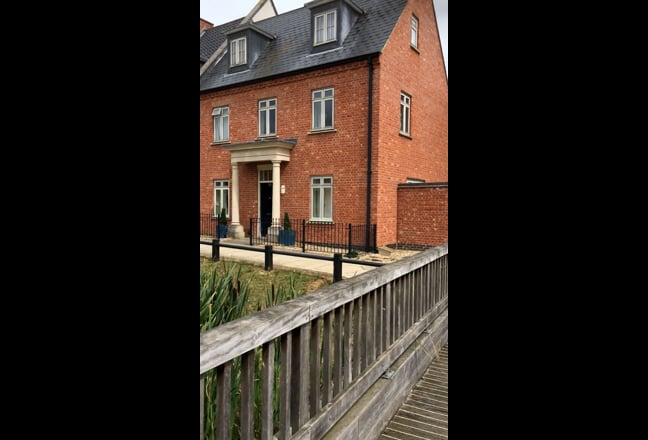 Huge 23 m² Ensuite Room with Private Garden – Bill Main Photo