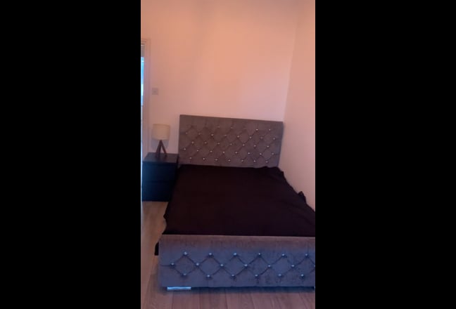Lovely double bed room available in shared flat  Main Photo