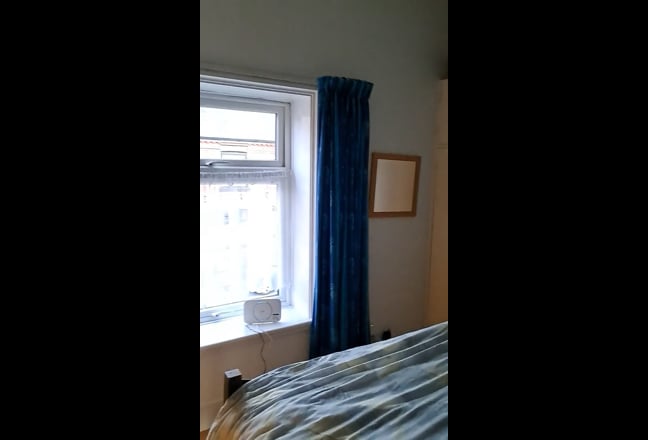 Cosy double room with en-suite in terraced house Main Photo