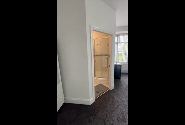 Ensuite fully furnished room Main Photo